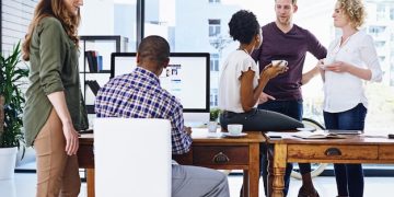 As 5 Habilidades Essenciais para Novos Profissionais no Mercado de Trabalho Brasileiro - Cover Image